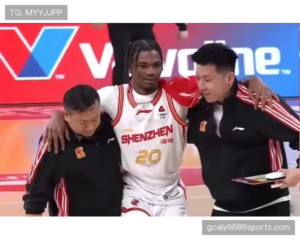 比赛中球员受伤倒地，裁判为何有时不停止比赛？